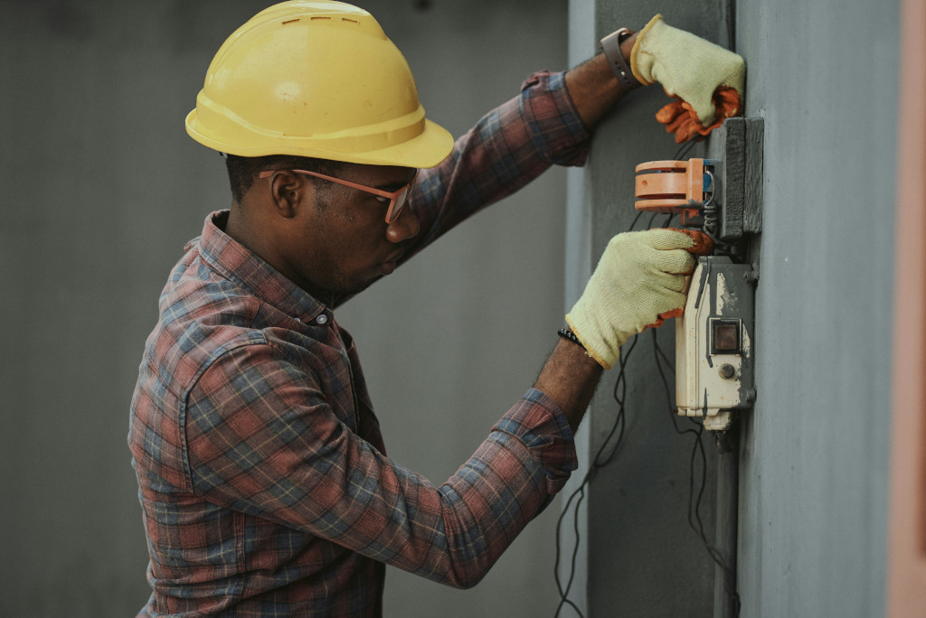 Homem trabalhando com electricidade.